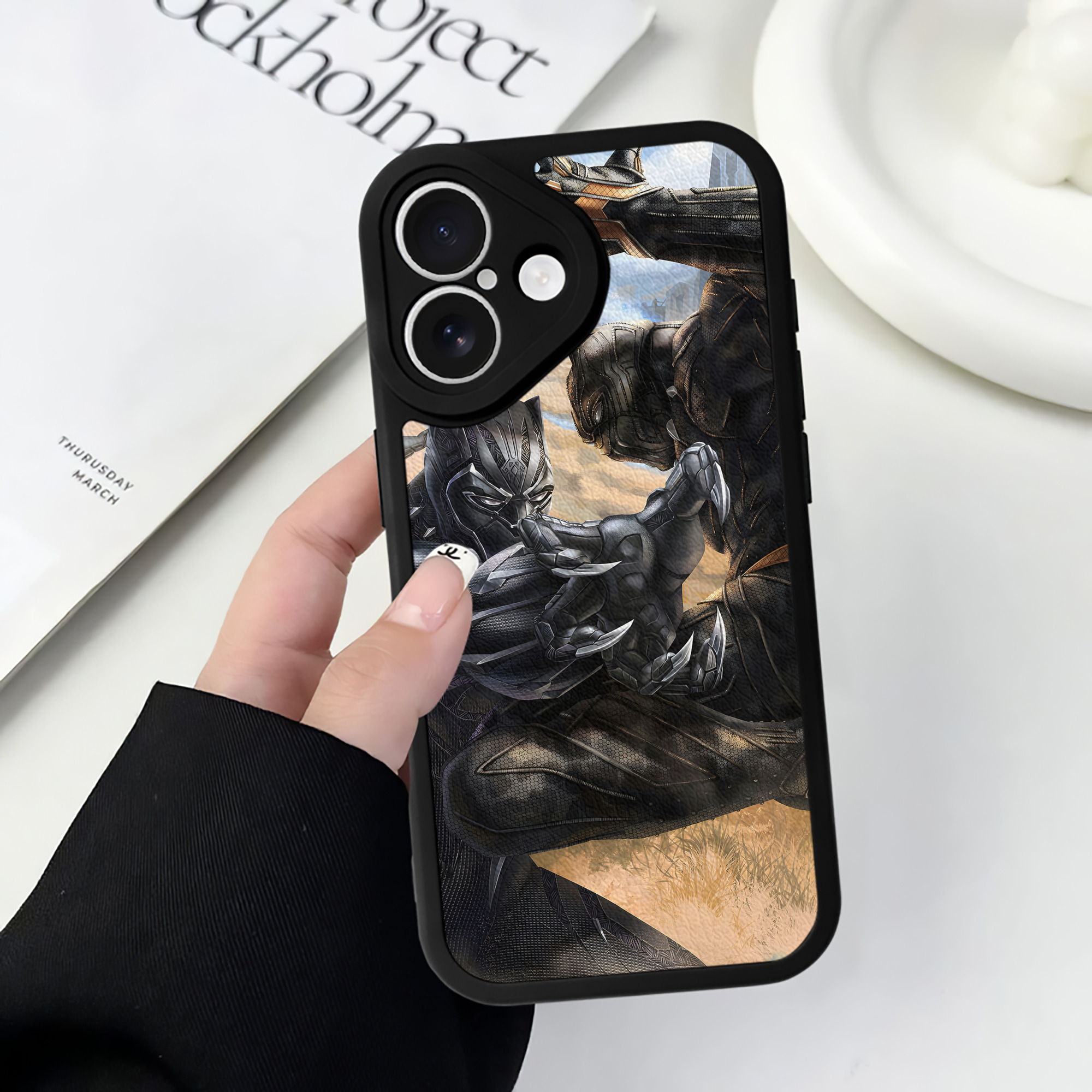 （画像用） アベンジャーズ The Avengers 【iPhone 16シリーズ対応】シリコンスマホケース（レザー調） 材質：シリコン